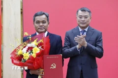 Đồng chí Lê Minh Hưng, Ủy viên Bộ chính trị, Bí thư Trung ương Đảng, Trưởng Ban Tổ chức Trung ương trao Quyết định cho ông Hồ Văn Niên, Bí thư Tỉnh ủy Quảng Ngãi. (Ảnh: Cao Nguyên/TTXVN)