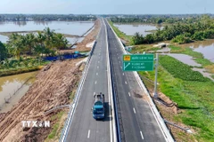 Các phương tiện lưu thông trên cao tốc Cần Thơ-Cà Mau, sáng 22/12. (Ảnh: Thanh Liêm/TTXVN)