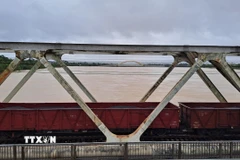 Toa xe lửa chở đá dừng trên cầu đường sắt Bạch Hổ bắc qua sông Hương, thành phố Huế để gia tải ứng phó với lũ lớn. (Ảnh: Nguyên Lý/TTXVN)