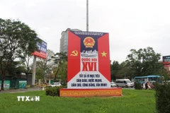Pano tấm lớn, áp phích cổ động về Ngày bầu cử đại biểu Quốc hội khóa XVI và đại biểu Hội đồng nhân dân các cấp được đặt tại các ngã tư Nguyễn Khánh Toàn-Nguyễn Văn Huyên. (Ảnh: Nguyễn Thắng/TTXVN)