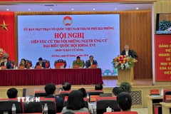 Cử tri Hải Phòng tiếp xúc với những người ứng cử Đại biểu Quốc hội Khóa XVI theo hình thức trực tiếp và trực tuyến. (Ảnh: Minh Thu/TTXVN)