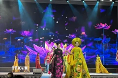 Diễu hành áo dài hữu nghị Malaysia-Việt Nam tại Kuala Lumpur. (Ảnh: Viên Luyến/TTXVN)