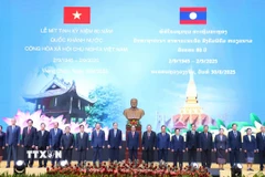 Các lãnh đạo và cựu lãnh đạo cấp cao Đảng, Nhà nước Lào chụp ảnh kỷ niệm cùng Đại sứ Việt Nam tại Lào. (Ảnh: Xuân Tú/TTXVN)