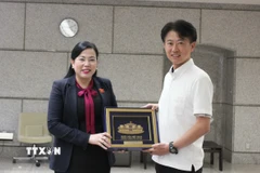 Chủ nhiệm Ủy ban Công tác đại biểu Nguyễn Thanh Hải trao biểu trưng Nhà Quốc hội tặng Chủ tịch Hội đồng tỉnh Saitama Shirato Yukihito. (Ảnh: Phạm Tuân/TTXVN)