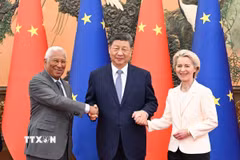 Chủ tịch Trung Quốc Tập Cận Bình (giữa), Chủ tịch Hội đồng châu Âu Antonio Costa (trái) và Chủ tịch Ủy ban châu Âu Ursula von der Leyen tại cuộc gặp ở Bắc Kinh ngày 24/7/2025. (Ảnh: THX/TTXVN) 