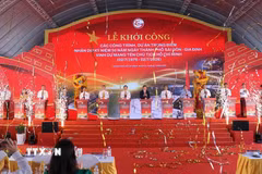 Các đại biểu và nhà đầu tư thực hiện lệnh khởi công các dự án trọng điểm. (Ảnh: Thanh Vũ/TTXVN)