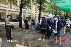 Lực lượng chức năng tỉnh Lâm Đồng tiếp nhận công dân từ phía Campuchia bàn giao qua Cửa khẩu Xa Mát, tỉnh Tây Ninh. (Ảnh: TTXVN phát)