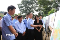 Đoàn công tác của Bộ Xây dựng kiểm tra tại vị trí ga Yên Bái mới, phường Âu Lâu (Lào Cai).( Ảnh: Tuấn Anh - TTXVN)