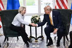 Tổng thống Mỹ Donald Trump (phải) trong cuộc gặp Chủ tịch Ủy ban Châu Âu (EC) Ursula von der Leyen. (Ảnh: REUTERS/TTXVN)