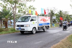 Lực lượng chức năng và các đoàn thể xã Lai Hòa tích cực triển khai xe tuyên truyền lưu động, đưa thông tin về ngày hội bầu cử đến từng nẻo đường, phum sóc. (Ảnh: Trung Kiên/TTXVN)