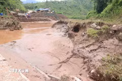 Lũ lên cao khiến một số khu vực hai bên suối Nậm Cuổi của xã Nậm Mạ, Lai Châu, bị sạt lở. (Ảnh: Nguyễn Oanh/TTXVN)