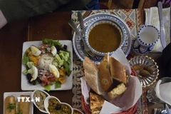 Sau chà là, sữa, người Hồi giáo Algeria sẽ dùng thêm súp, rau trộn và bánh truyền thống trước khi món chính được đưa ra. (Ảnh: Nguyễn An/TTXVN)