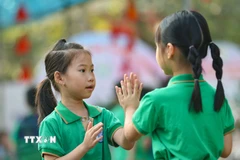 Học sinh trường Tiểu học Trưng Vương (phường Phan Đình Phùng) vui chơi dưới sân trường trong sáng ngày đầu đi học trở lại. (Ảnh: Thanh Tùng/TTXVN)