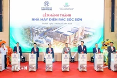 Các đại biểu thực hiện nghi thức khánh thành Nhà máy điện rác Sóc Sơn. (Ảnh: Quốc Lũy/TTXVN)