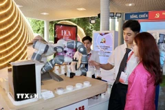 Đại biểu tham quan triển lãm “Sản phẩm Công nghệ chiến lược quốc gia tại Thành phố Hồ Chí Minh”. (Ảnh: Thanh Vũ/TTXVN)