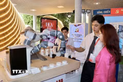 Đại biểu tham quan triển lãm “Sản phẩm Công nghệ chiến lược quốc gia tại Thành phố Hồ Chí Minh”. (Ảnh: Thanh Vũ/TTXVN)