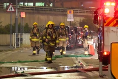 Lực lượng cứu hộ tại hiện trường vụ cháy chung cư ở Hong Kong ngày 27/11/2025. (Ảnh: THX/TTXVN)