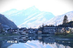 Quang cảnh hồ Lago di Alleghe cuối thu. (Ảnh: Dương Hoa/TTXVN)
