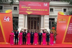 Các đại biểu cắt băng khai mạc Triển lãm. (Ảnh: Cổng thông tin Điện tử Bộ Văn hóa, Thể thao và Du lịch)