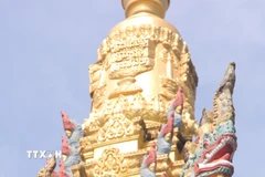 Hình tượng rắn Naga trên mái chánh điện chùa. (Ảnh: Chanh Đa/TTXVN)