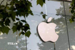 Biểu tượng Apple tại một cửa hàng ở Brussels, Bỉ. (Ảnh: THX/TTXVN)