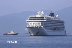 Tàu du lịch biển quốc tế Ms Viking Yidun vào vịnh Cam Ranh. (Ảnh: TTXVN phát)