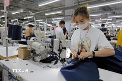 Sản xuất quần áo xuất khẩu sang thị trường Hoa Kỳ tại Công ty may TAL Vĩnh Phúc. (Ảnh: Trần Việt/TTXVN) 