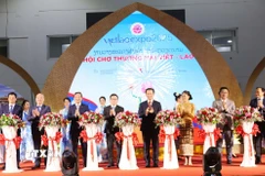 Các đại cắt băng khai mạc Hội chợ Thương mại Việt-Lào năm 2025. Ảnh: Xuân Tú/TTXVN) 