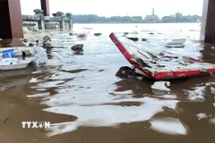 Lũ trên các sông đang lên nhanh khiến nhiều nơi chìm trong nước. (Ảnh: Thanh Thuỷ/TTXVN)