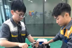 Giờ học của sinh viên lớp cao đẳng công nghệ ô tô K7A1, K7A2, Trường Cao đẳng Việt - Hàn Quảng Ninh.