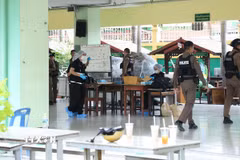 Cảnh sát làm nhiệm vụ tại hiện trường vụ xả súng ở một trường học của tỉnh Nonthaburi, Thái Lan, ngày 7/8/2026. Vụ xả súng đã khiến 8 người thiệt mạng, hơn 30 người bị thương. (Ảnh: THX/TTXVN phát)