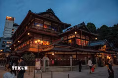 Dogo Onsen Honkan thường được coi là nguyên mẫu của nhà tắm suối nước nóng trong bộ phim hoạt hình đạt giải Oscar “Vùng đất linh hồn” (Spirited Away). (Ảnh: Xuân Giao/TTXVN)