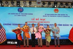 Lãnh đạo tỉnh Quảng Trị tặng hoa cho các đối tác của Chương trình Bạn bè Thái Bình Dương 2025. (Ảnh. Tường Vi/TTXVN)