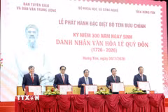 Các đại biểu ký Bìa phát hành bộ tem Kỷ niệm 300 năm Ngày sinh Danh nhân văn hóa Lê Quý Đôn (1726 -2026). (Ảnh: Thế Duyệt/TTXVN)