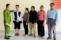 Công an phường Phú Bài (Công an thành phố Huế) bàn giao nạn nhân cho gia đình. (Ảnh: TTXVN phát)