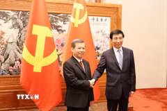 Đồng chí Lê Minh Trí (trái) và đồng chí Vương Hộ Ninh. (Ảnh: Công Tuyên/TTXVN)