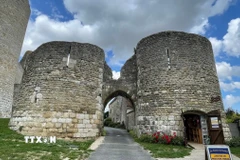 Tàn tích của lâu đài cổ mang lại vẻ đẹp huyền bí cho ngôi làng Yèvre-le-Châtel, một trong những ngôi làng đẹp nhất nước Pháp. (Ảnh: Nguyễn Thu Hà/TTXVN)