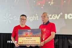 Tổng Biên tập Báo Nhân Dân Lê Quốc Minh trao tặng đến Hội Cựu Chiến binh Thành phố Hồ Chí Minh 1.000 tấm vé “Tổ Quốc Trong Tim: The Concert Film”. (Ảnh: Thu Hương/TTXVN) 