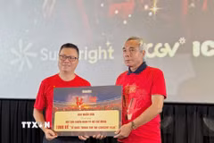 Tổng Biên tập Báo Nhân Dân Lê Quốc Minh trao tặng đến Hội Cựu Chiến binh Thành phố Hồ Chí Minh 1.000 tấm vé “Tổ Quốc Trong Tim: The Concert Film”. (Ảnh: Thu Hương/TTXVN) 