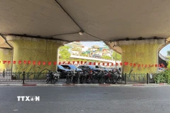 Một điểm trông giữ ô tô, xe máy dưới gầm cầu Chương Dương. (Ảnh: Quốc Khánh/ TTXVN)