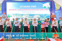 Đại biểu thực hiện nghi thức động thổ Dự án cao tốc Sơn La-Điện Biên-Cửa khẩu Tây Trang. (Ảnh: Xuân Tư/TTXVN)