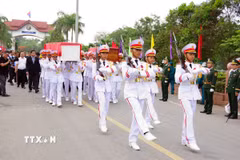 Sau lễ đón nhận, các hài cốt liệt sỹ được di chuyển về Nghĩa trang Liệt sỹ Quốc gia Đường 9 để tổ chức lễ truy điệu và an táng. (Ảnh: TTXVN phát)