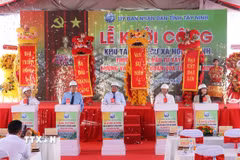 Lãnh đạo tỉnh Tây Ninh cùng các đại biểu thực hiện nghi thức khởi công. (Ảnh: Bùi Giang/TTXVN)
