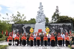 Trung tướng Vũ Trung Kiên, Ủy viên Trung ương Đảng, Tư lệnh Bộ đội Biên phòng cùng lãnh đạo tỉnh Điện Biên thực hiện nghi lễ cắt băng khánh thành công trình. (Ảnh: Phan Quân/TTXVN)