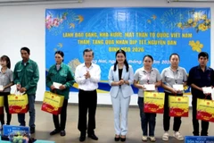 Trưởng Ban Nội chính Trung ương Lê Minh Trí và Chủ tịch HĐND tỉnh Đồng Nai Tôn Ngọc Hạnh trao tặng quà Tết cho công nhân trên địa bàn. (Ảnh: Báo Tuổi trẻ)