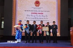 Lãnh đạo Cục Di sản văn hóa trao Bằng chứng nhận Di sản Văn hóa Phi Vật thể “Lễ hội cầu ngư vạn đầm Xương Lý” cho lãnh đạo tỉnh. (Ảnh: Sỹ Thắng/TTXVN)