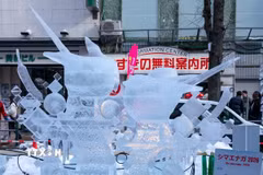 Tác phẩm điêu khắc băng loài chim Shimaenaga- biểu tượng mùa Đông của Hokkaido. (Ảnh: Xuân Giao/TTXVN)