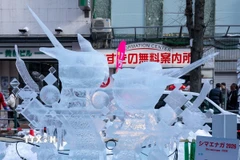 Tác phẩm điêu khắc băng loài chim Shimaenaga- biểu tượng mùa Đông của Hokkaido. (Ảnh: Xuân Giao/TTXVN)