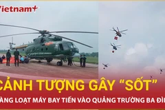 Xúc động, tự hào khi các máy bay mang cờ Tổ quốc tiến vào quảng trường Ba Đình