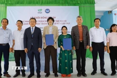 Lễ ký kết thỏa thuận hợp tác thực hiện dự án giữa Liên hiệp các tổ chức hữu nghị thành phố Cần Thơ và Tổ chức Taiwan Fund for Children and Families. (Ảnh: Nguyễn Hằng/TTXVN)